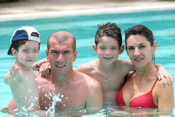 Zinedine Zidane avec sa femme Véronique et leurs fils Enzo et Théo en décembre 2004. 