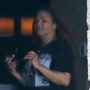 Exclusif - La chanteuse Janet Jackson se rend au déjeuner dans son hôtel de Honolulu le 12 novembre 2015.