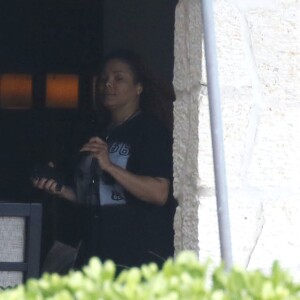 Exclusif - La chanteuse Janet Jackson se rend au déjeuner dans son hôtel de Honolulu le 12 novembre 2015.