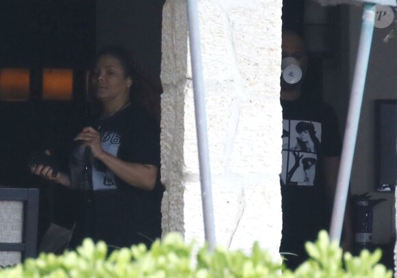 Exclusif - La chanteuse Janet Jackson se rend au déjeuner dans son hôtel de Honolulu le 12 novembre 2015.