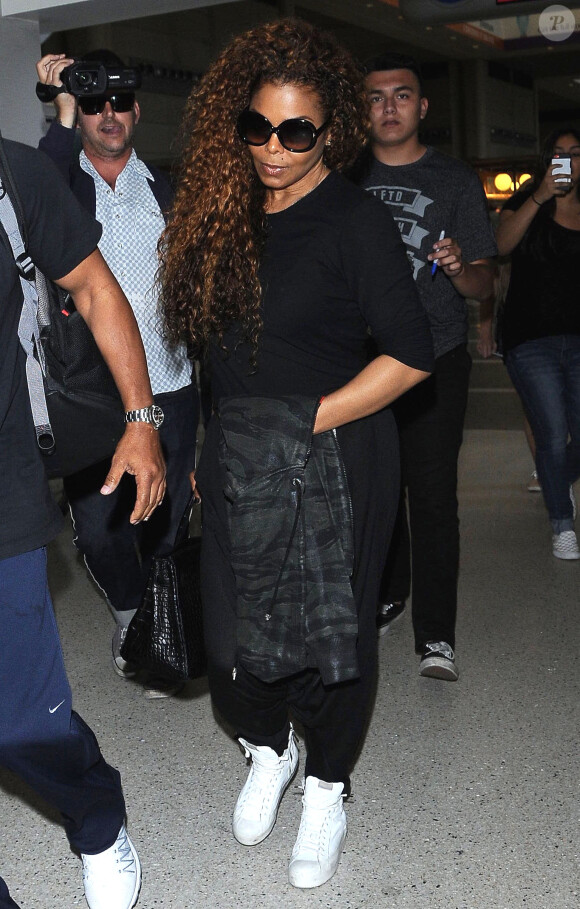 Janet Jackson prend un vol à l'aéroport de Los Angeles, le 17 juin 2015.