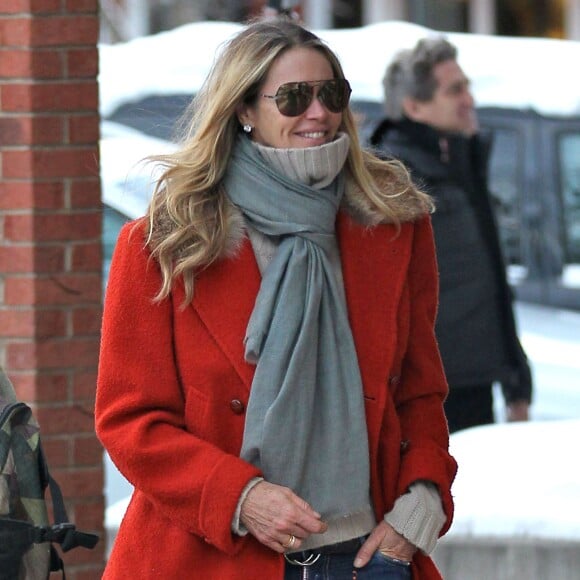 Exclusif - Elle Macpherson souriante à Aspen, où elle profite de vacances en famille. Le 17 décembre 2015.