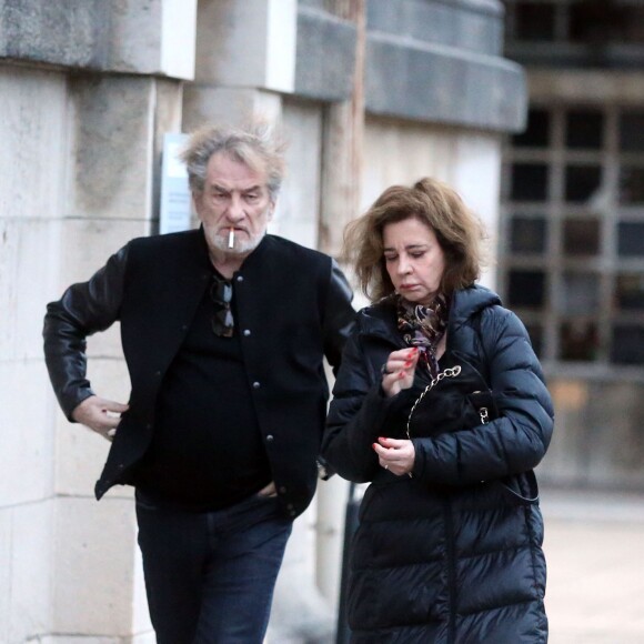 Exclusif - Eddy Mitchell et sa femme Muriel Bailleul aux obsèques d'Alan Coriolan, ancien garde du corps de Jean-Paul Belmondo et Johnny Hallyday entre autres, au cimetière du Père-Lachaise à Paris, le 21 décembre 2015. Alan Coriolan s'est éteint à 67 ans des suites d'un cancer.