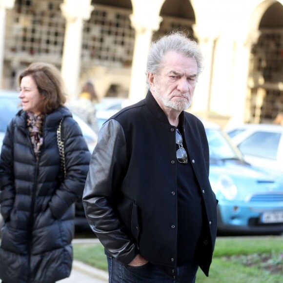 Exclusif - Tony Frank, Eddy Mitchell et sa femme Muriel Bailleul aux obsèques d'Alan Coriolan, ancien garde du corps de Jean-Paul Belmondo et Johnny Hallyday entre autres, au cimetière du Père-Lachaise à Paris, le 21 décembre 2015. Alan Coriolan s'est éteint à 67 ans des suites d'un cancer.