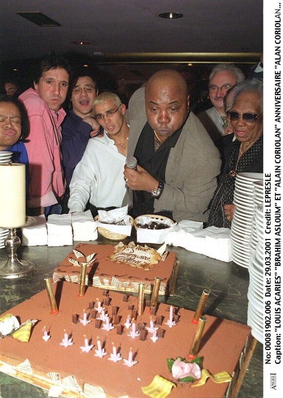 Alan Coriolan fêtant son anniversaire au VIP Paris en 2001, avec notamment Louis Acariès et Brahim Asloum.