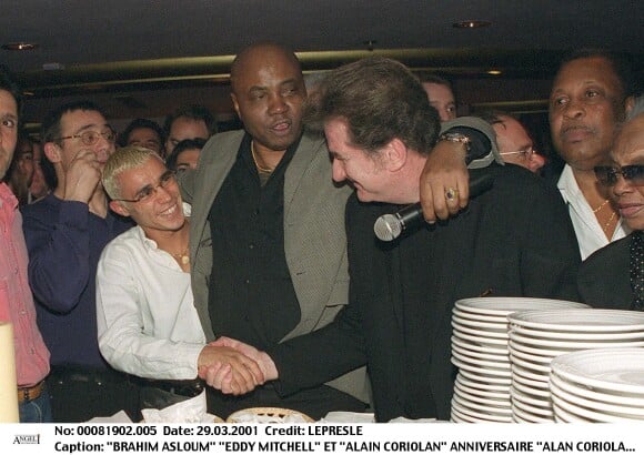 Alan Coriolan, entouré de Brahim Asloum et Eddy Mitchell, fêtant son 53e anniversaire au VIP Paris en mars 2001.