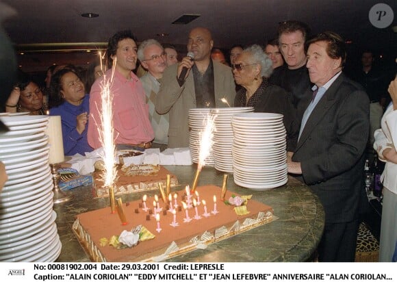 Alan Coriolan, avec notamment Eddy Mitchell et Jean Lefebvre, fêtant son 53e anniversaire au VIP Paris en mars 2001.