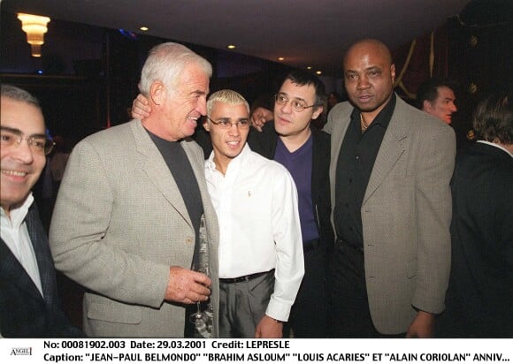 Jean-Paul Belmondo, Brahim Asloum et Louis Acariès autour d'Alan Coriolan pour fêter son 53e anniversaire au VIP Paris en mars 2001.