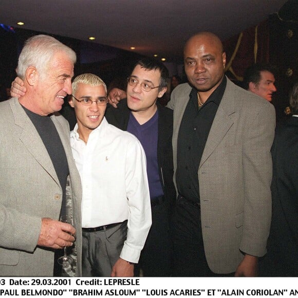 Jean-Paul Belmondo, Brahim Asloum et Louis Acariès autour d'Alan Coriolan pour fêter son 53e anniversaire au VIP Paris en mars 2001.