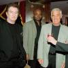 Eddy Mitchell, Jean-Paul Belmondo et Jean Lefebvre entourant Alan Coriolan pour son 53 anniversaire, en mars 2001 au VIP Paris.