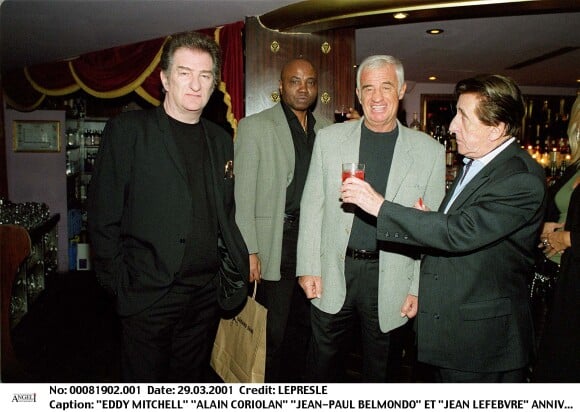 Eddy Mitchell, Jean-Paul Belmondo et Jean Lefebvre entourant Alan Coriolan pour son 53 anniversaire, en mars 2001 au VIP Paris.