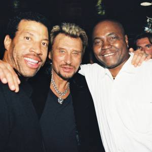 Alan Coriolan avec Lionel Richie et Johnny Hallyday en septembre 1998 au King's Club, à Paris.