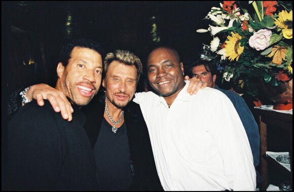 Alan Coriolan avec Lionel Richie et Johnny Hallyday en septembre 1998 au King's Club, à Paris.