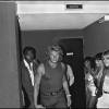 Johnny Hallyday suivi de son garde du corps Alan Coriolan en août 1981 lors d'une soirée à Saint-Tropez.
