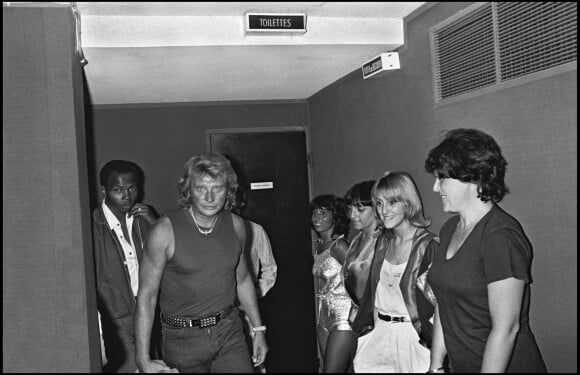 Johnny Hallyday suivi de son garde du corps Alan Coriolan en août 1981 lors d'une soirée à Saint-Tropez.