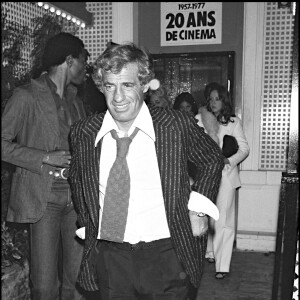 Jean-Paul Belmondo avec Alan Coriolan en 1977 à Paris lors la soirée 20 ans de cinéma.