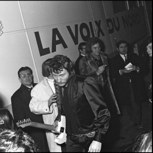 Johnny Hallyday et Alan Coriolan en coulisses d'un concert.