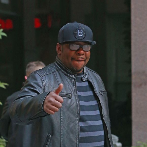 Bobby Brown pose avec des fans à sa sortie des studios Sirius XM à New York. Le 19 octobre 2015 © CPA / Bestimage