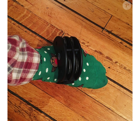 Tom Felton a reçu un tambourin de pied de la part de sa chérie Jade Olivia pour Noël / photo postée sur le compte Instagram de l'acteur le 26 décembre 2015.