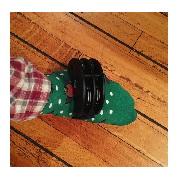 Tom Felton a reçu un tambourin de pied de la part de sa chérie Jade Olivia pour Noël / photo postée sur le compte Instagram de l'acteur le 26 décembre 2015.