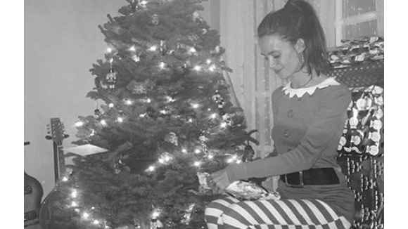 Tom Felton gâté par son adorable "elfe" de Noël, sa chérie Jade Olivia