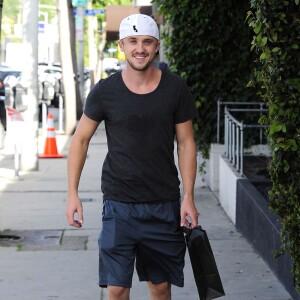 Tom Felton fait du shopping chez Wicked Candles a West Hollywood, le 26 mars 2013.
