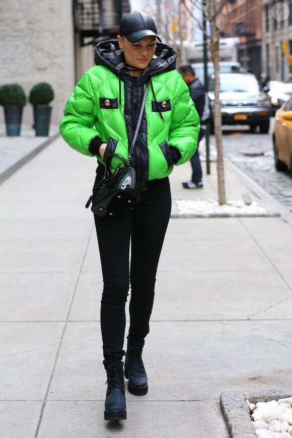 Jessie J, surprise à New York dans une tenue entièrement noire, illuminée par une doudoune matelassée Moschino et le vernis de son sac Louis Vuitton (modèle Alma BB). Le 31 décembre 2015.