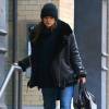 Keira Knightley quitte son appartement à New York, habillée d'une veste Acne Studios, tenant un sac Givenchy (modèle Nightingale) et chaussée de bottines Dr Martens. Le 2 janvier 2016.