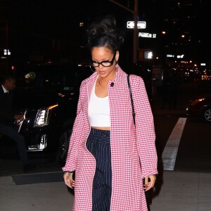 Rihanna arrive au restaurant Nobu à New York, habillée d'un manteau et d'un pantalon Céline (collection croisière 2016), d'un crop-top blanc et de baskets Pierre Hardy. La chanteuse de 27 ans porte également un sac Mark Cross (modèle Benchley). Le 2 janvier 2016.