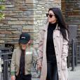 Kourtney Kardashian de sortie avec son fils Mason à Westlake, porte un trench-coat beige, un pull et un pantalon en cuir noirs, et des bottines Saint Laurent. Le 3 janvier 2016.