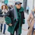 La chanteuse Jessie J, toute de noir vêtue à New York, porte une veste Kenzo (collection automne-hiver 2015-2016). Le 30 décembre 2015.