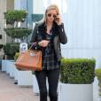 Nicky Hilton surprise en pleine séance shopping à Beverly Hills, tient un sac Hermès (modèle Birkin) et porte des bottines Saint Laurent. Le 4 janvier 2016.
