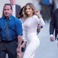Jennifer Lopez se rend dans les studios de l'émission "Jimmy Kimmel Live!" à Hollywood, porte un pull rose pastel, une jupe Roland Mouret, des souliers Christian Louboutin (modèle Follies) et un sac Valentino (My Rockstud). Le 4 janvier 2016.