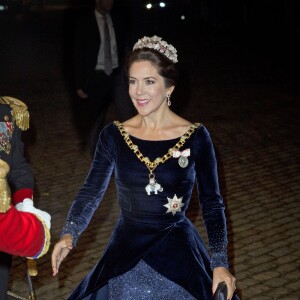 La princesse Mary de Danemark arrive pour le premier gala du Nouvel An au palais Christian VII à Amalienborg à Copenhague le 1er janvier 2016.