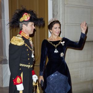 La princesse Mary et le prince Frederik de Danemark arrivent pour le gala du Nouvel An au palais Christian VII à Amalienborg à Copenhague le 1er janvier 2016.