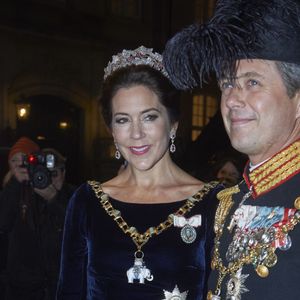 La princesse Mary et le prince Frederik de Danemark arrivent pour le gala du Nouvel An au palais Christian VII à Amalienborg à Copenhague le 1er janvier 2016.