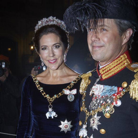 La princesse Mary et le prince Frederik de Danemark arrivent pour le gala du Nouvel An au palais Christian VII à Amalienborg à Copenhague le 1er janvier 2016.