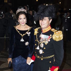 La princesse Mary et le prince Frederik de Danemark arrivent pour le gala du Nouvel An au palais Christian VII à Amalienborg à Copenhague le 1er janvier 2016.