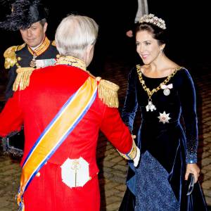 La princesse Mary et le prince Frederik de Danemark arrivent pour le gala du Nouvel An au palais Christian VII à Amalienborg à Copenhague le 1er janvier 2016.