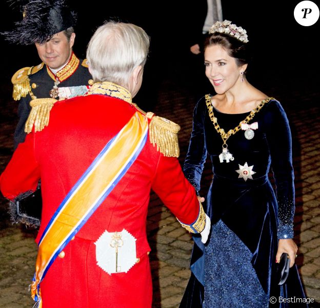 La princesse Mary et le prince Frederik de Danemark arrivent pour le gala du Nouvel An au palais Christian VII à Amalienborg à Copenhague le 1er janvier 2016.