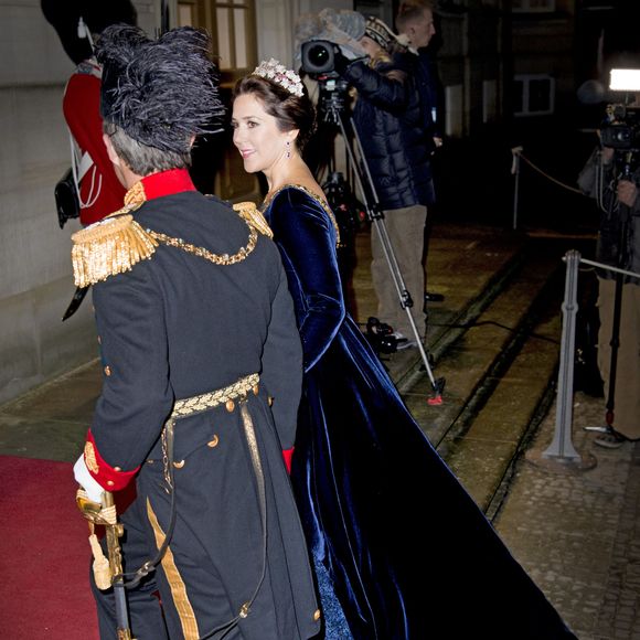 La princesse Mary et le prince Frederik de Danemark arrivent pour le gala du Nouvel An au palais Christian VII à Amalienborg à Copenhague le 1er janvier 2016.