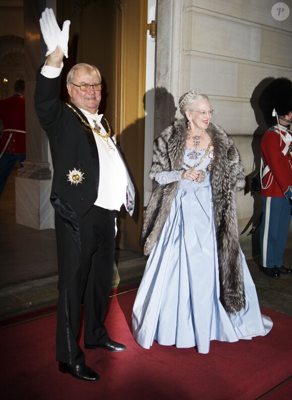 La reine Margrethe II de Danemark et le prince consort Henrik arrivent pour le gala du Nouvel An au palais Christian VII à Amalienborg à Copenhague le 1er janvier 2016.