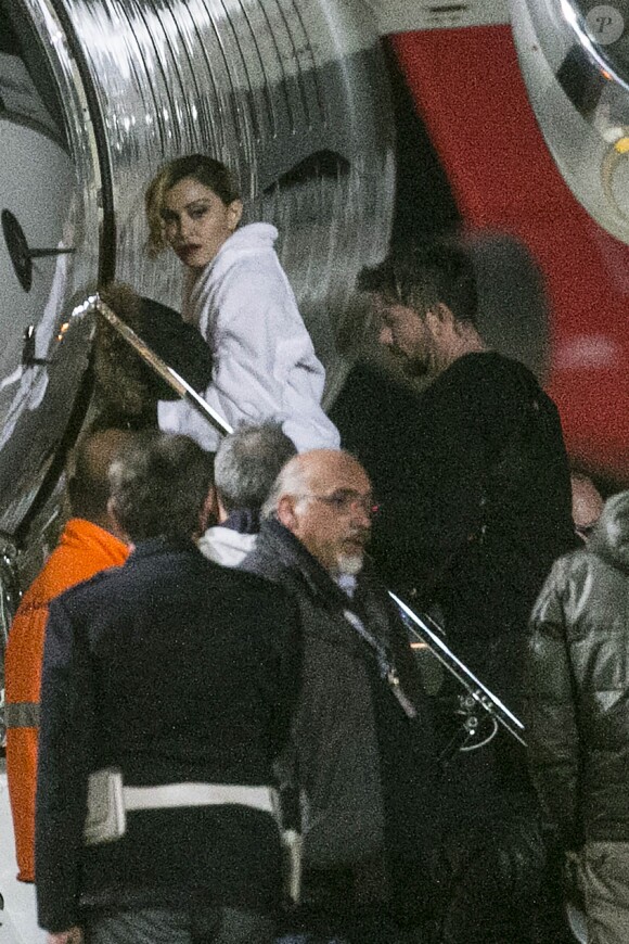 Exclusif - Madonna quitte l'Italie en jet privé avec son fils Rocco à l'issue de son concert à Turin le 23 novembre 2015.