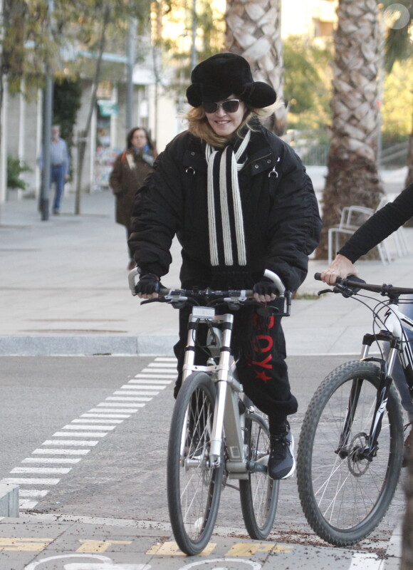 La chanteuse Madonna fait du vélo et va visiter la Sagrada Familia à Barcelone, le 23 novembre.
