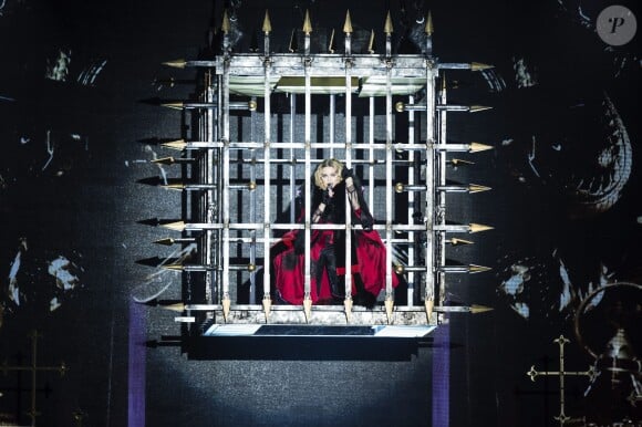 Attentats de Paris: Madonna chante La vie en rose en larmes lors de son concert à Tele2 Arena à Stockholm, le 14 novembre 2015