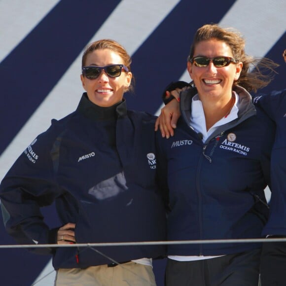 Natalie Pinkham, Dee Caffari et Zara Phillips lors de l'Artemis Challenge sur l'île de Wight en août 2011.