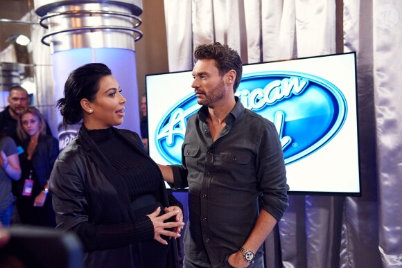 Kim Kardashian, enceinte, et Ryan Seacrest lors des auditions d'American Idol à San Francisco. Le 10 octobre 2015.