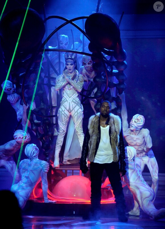 Katy Perry et Kanye West interprètent la chanson "E.T." sur le plateau d'American Idol Saison 10. Los Angeles, avril 2011.