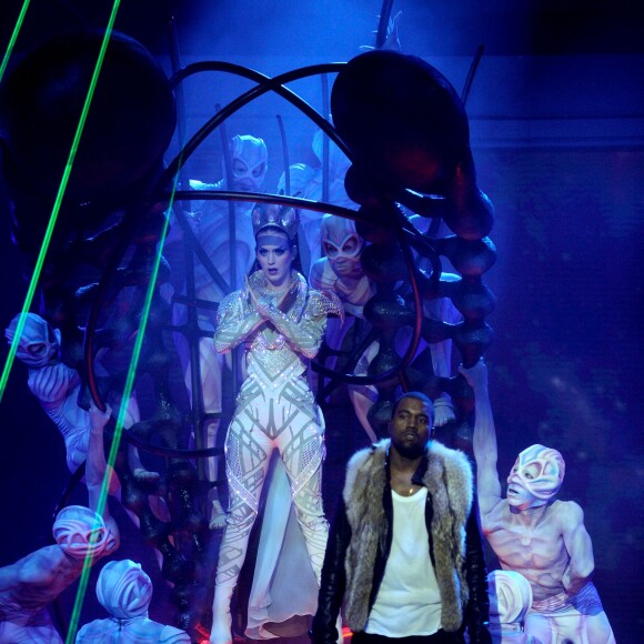Katy Perry et Kanye West interprètent la chanson "E.T." sur le plateau d'American Idol Saison 10. Los Angeles, avril 2011.
