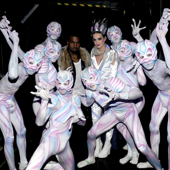 Katy Perry et Kanye West interprètent la chanson "E.T." sur le plateau d'American Idol Saison 10. Los Angeles, avril 2011.